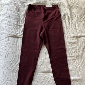 NWT Old Navy extra high-rise 7/8 leggings. Size small. 2 pairs.